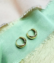 Load image into Gallery viewer, Dainty Metal Huggies